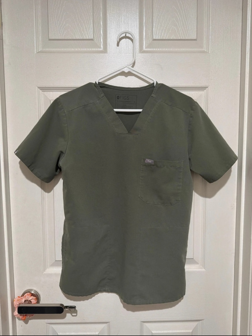 FIGS Men's Chisec Scrub Top Moss